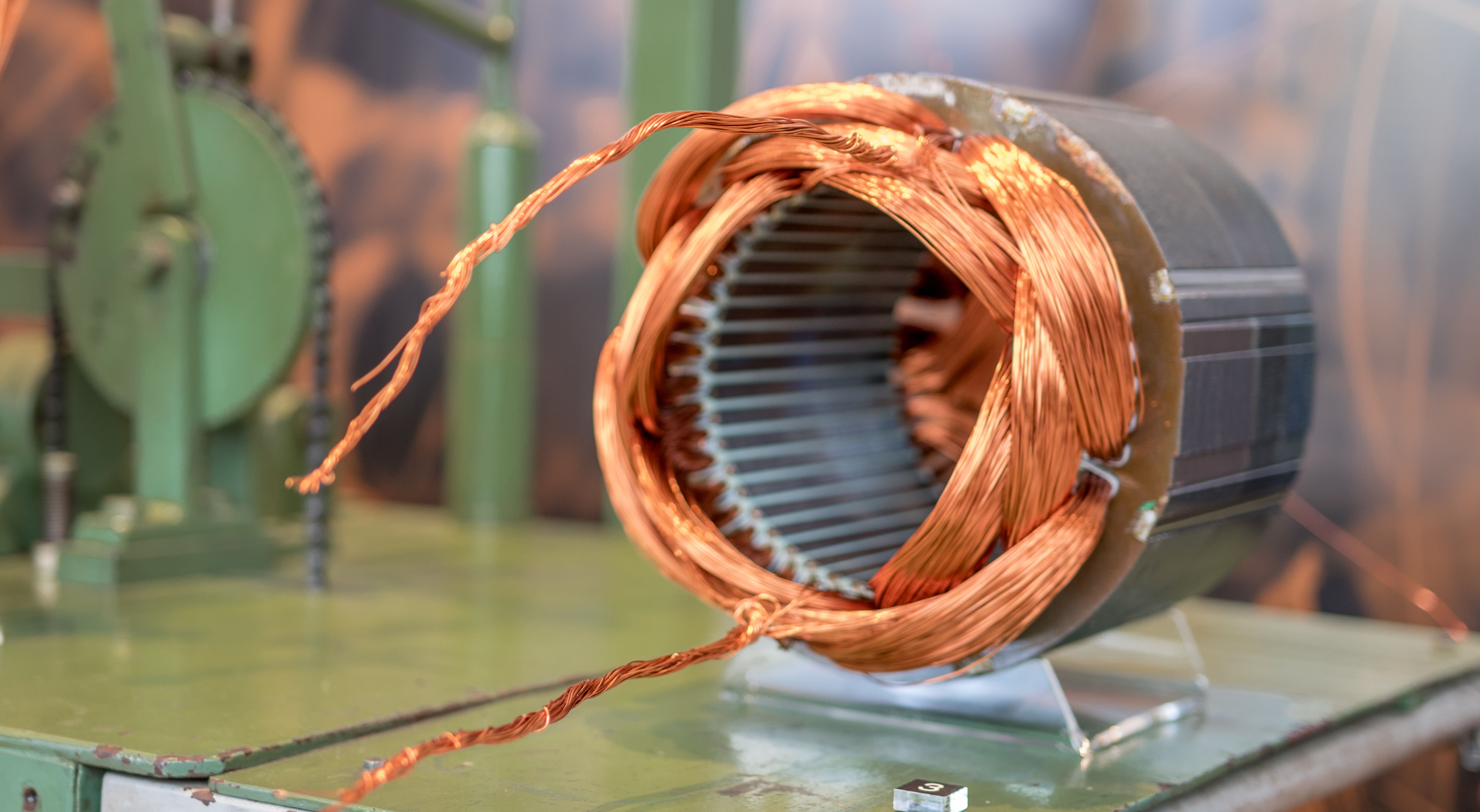 Processo de colocação das bobinas de fios de cobre em um motor elétrico. Patrimônio Industrial da WEG S.A de Jaraguá do Sul. Acervo: Museu WEG de Ciência e Tecnologia.
