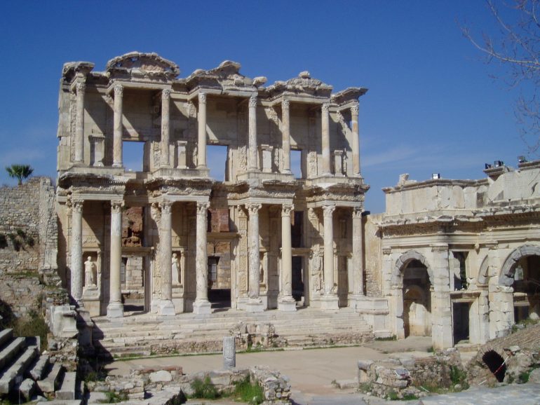 Ruínas da Antiga Biblioteca de Alexandria, em Éfeso (Turquia)